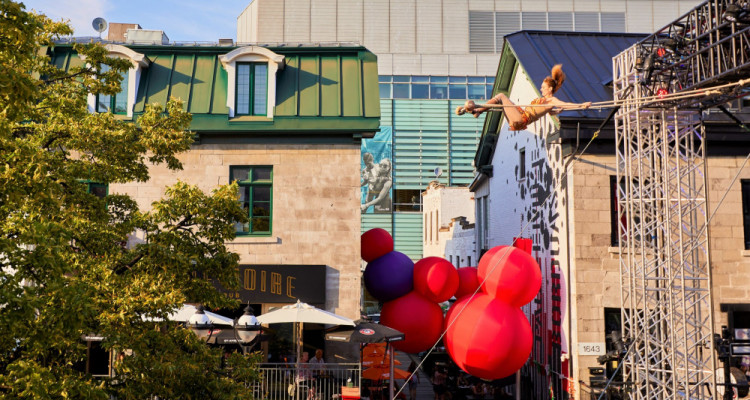 MONTRÉAL COMPLÈTEMENT CiRQUE