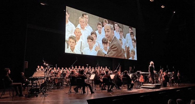 «Les Choristes» en ciné-concert : la beauté d’un orchestre symphonique pour donner vie à vos souvenirs d’enfance