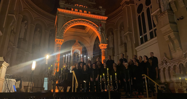 «Gospel live» : quand les églises du Québec vibrent au rythme de Gregory Charles et de son Chœur Nouveau