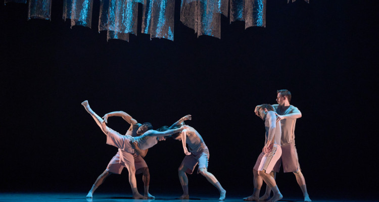 «L’Heure Bleue» des Grands Ballets Canadiens : recueillement nostalgique et célébration vibrante de la vie