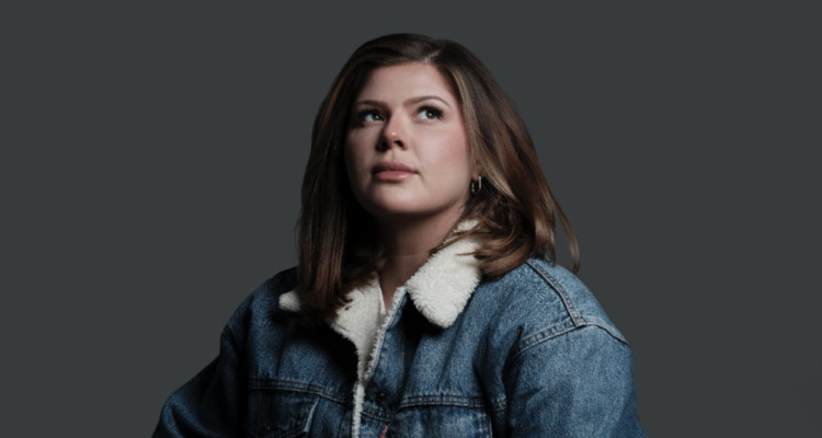 Même dans l'obscurité, YEBBA rayonne