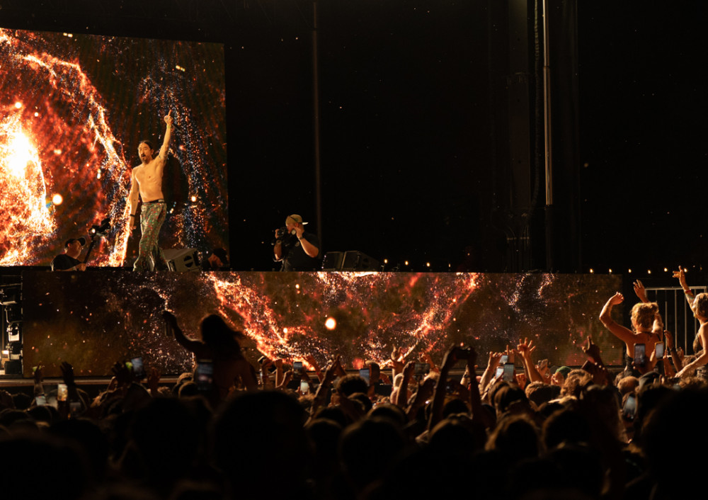 Steve Aoki au Piknic OfF | Un spectacle explosif où le show prend toute la place