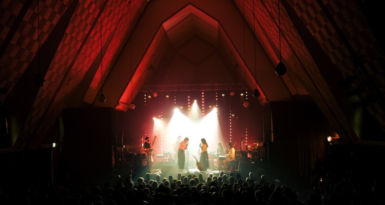 Festival de la Chanson de Tadoussac 2026 | Zoom photo sur les jours 1 et 2 avec Lou-Adriane Cassidy, Étienne Coppée, The Lemon Bucket Orkestra et plus