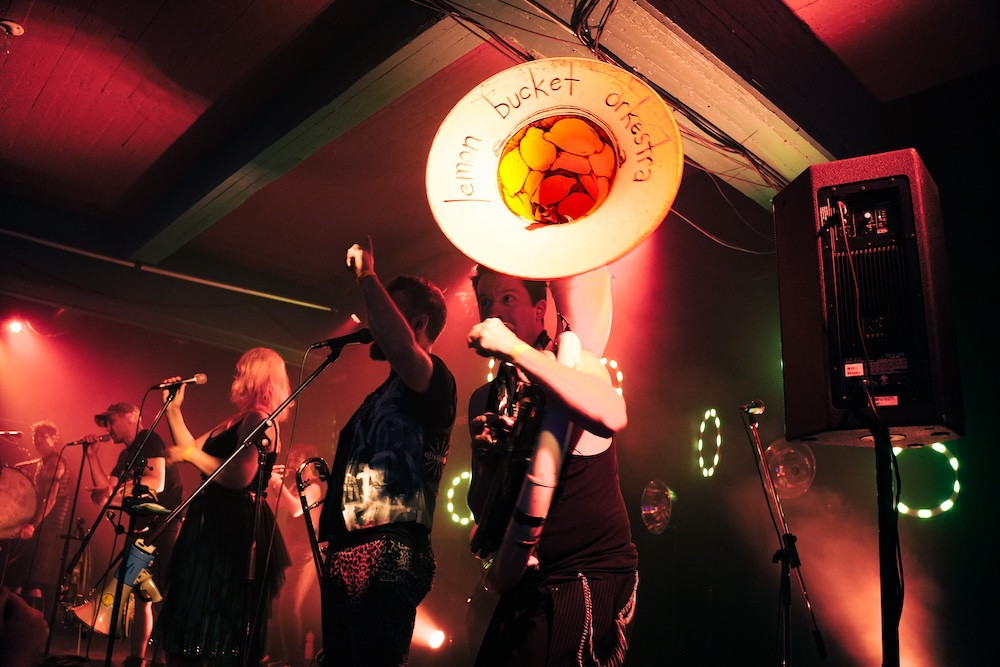 Festival de la Chanson de Tadoussac 2026 | Zoom photo sur les jours 1 et 2 avec Lou-Adriane Cassidy, Étienne Coppée, The Lemon Bucket Orkestra et plus