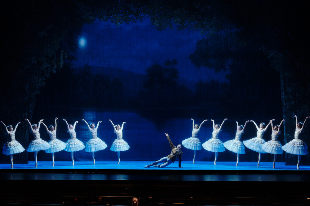 « Le lac » des Grands Ballets : quand le classique se frotte au miroir de la modernité