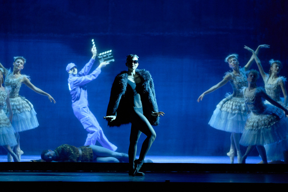 « Le lac » des Grands Ballets : quand le classique se frotte au miroir de la modernité