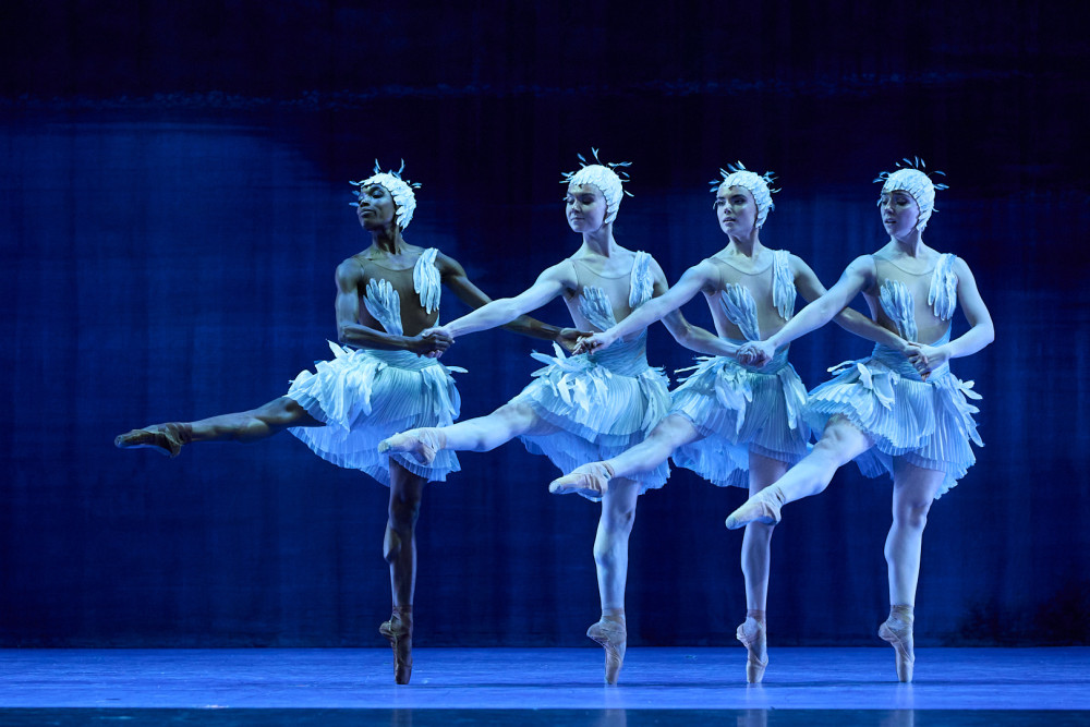 « Le lac » des Grands Ballets : quand le classique se frotte au miroir de la modernité