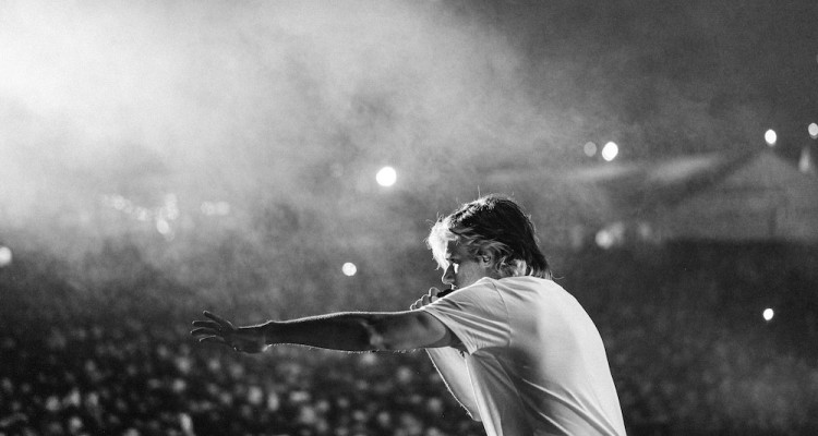 Orelsan lance les Francos avec un voyage aussi spectaculaire qu’introspectif