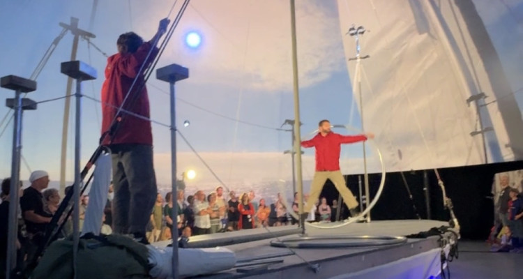 Montréal Complètement Cirque 2026 | «FLŌ : Cirque Immersif» : une tempête de poésie et d’humanité sous le dôme de la SAT