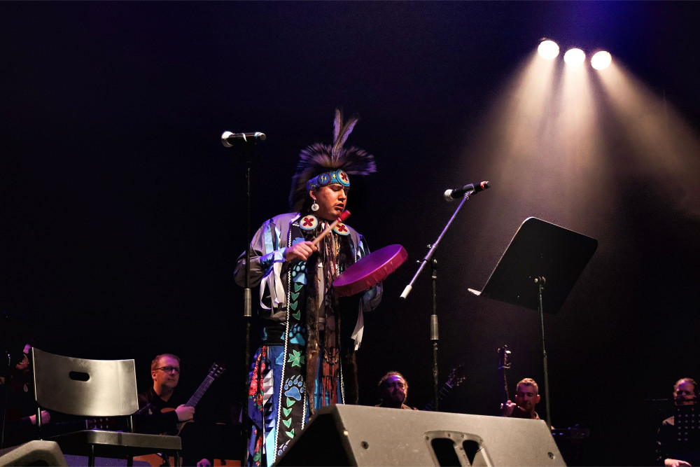 Présence Autochtone | Ici fut planté l’arbre de paix au Théâtre Outremont : musique & mémoire