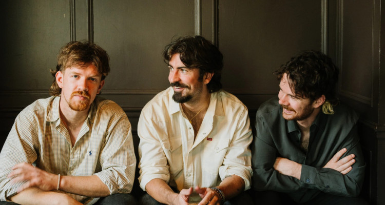 Entrevue avec Amble, le trio folk irlandais qui rassemble